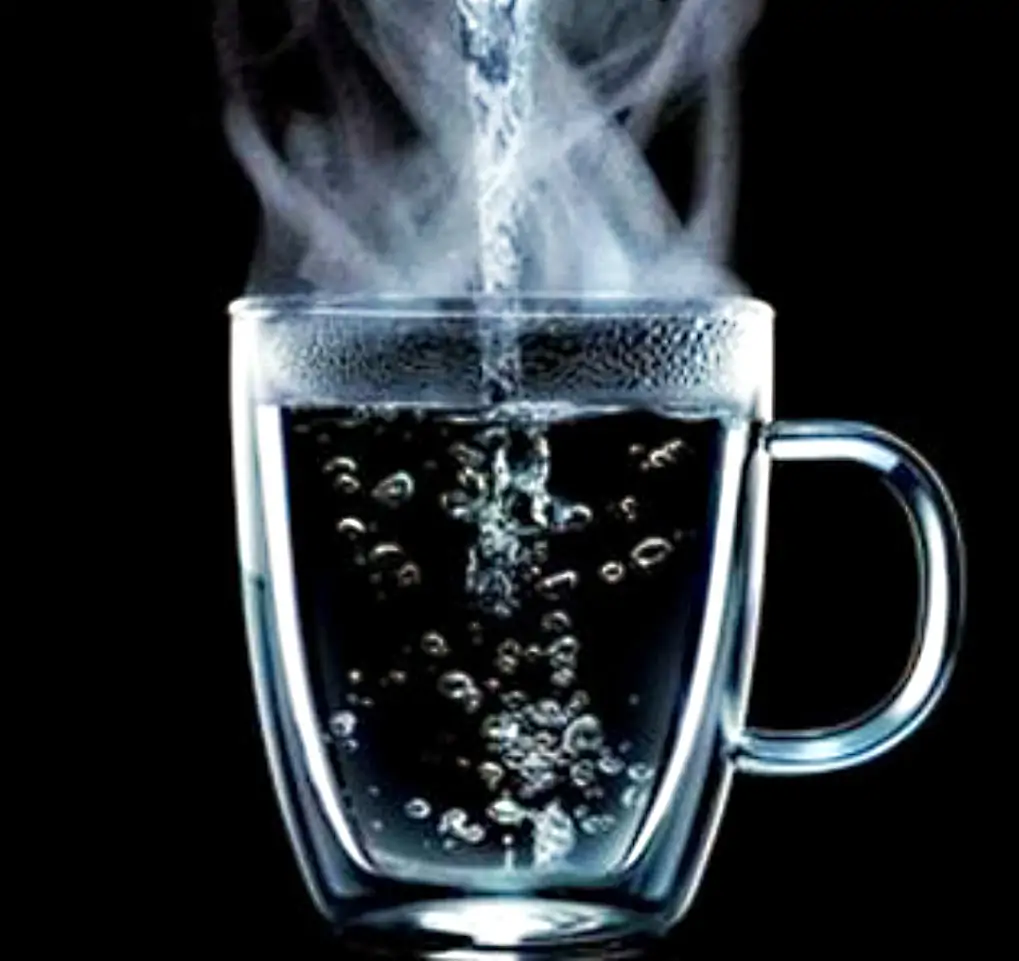 Tại sao cốc thủy tinh dày thường dễ nứt vỡ hơn so với cốc thủy tinh mỏng khi đổ nước sôi vào cốc?